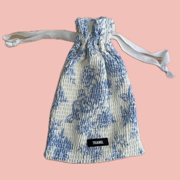 Triangl swimsuit bag in textured white fabric with blue floral print - Picture 1 of 7